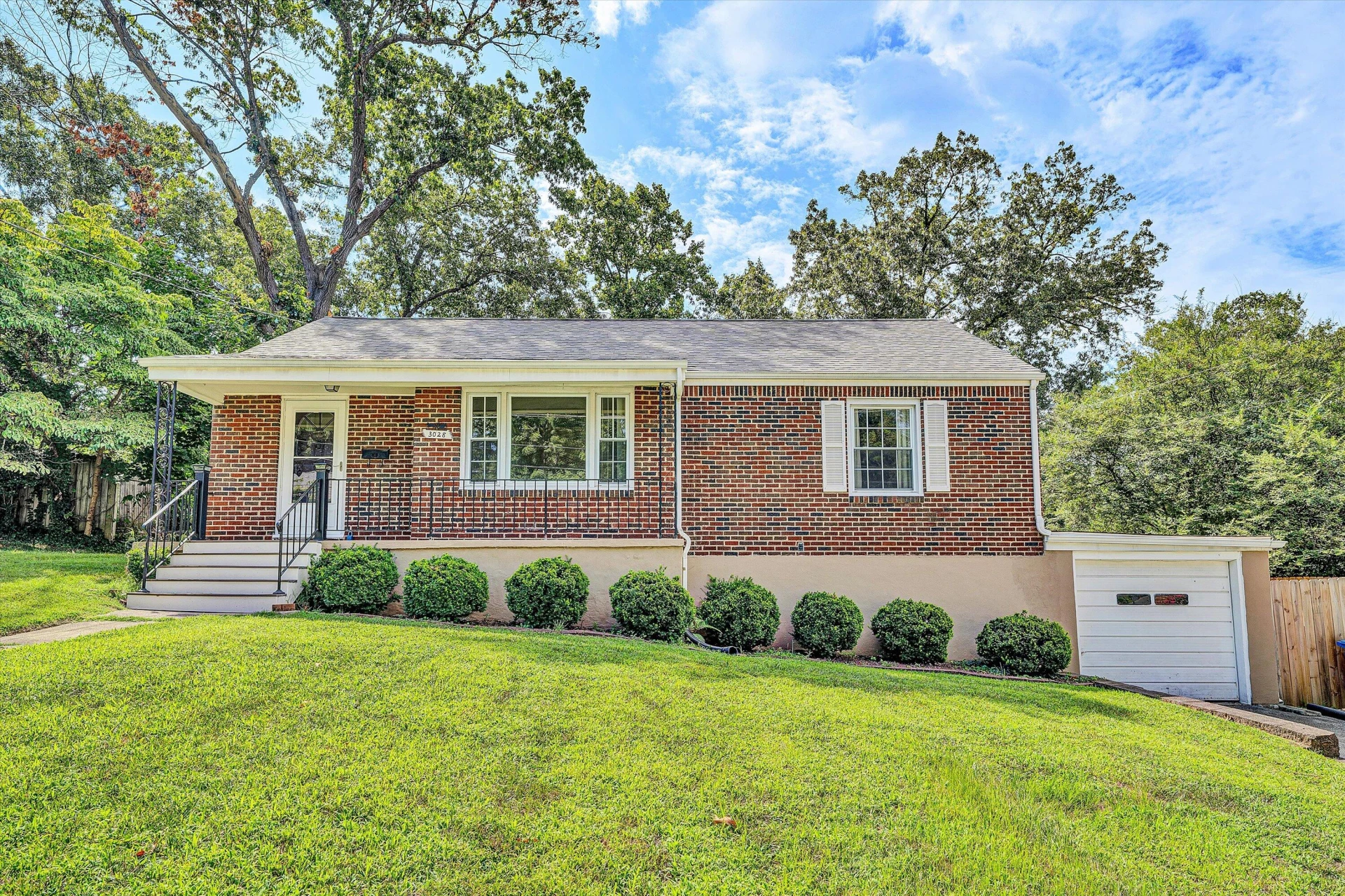 3028 Fleetwood AVE - Photo 2