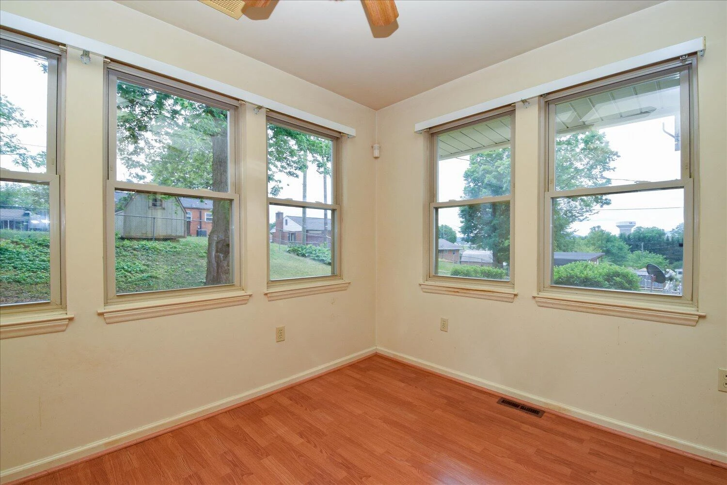 906 Ingleside LN - Photo 12
