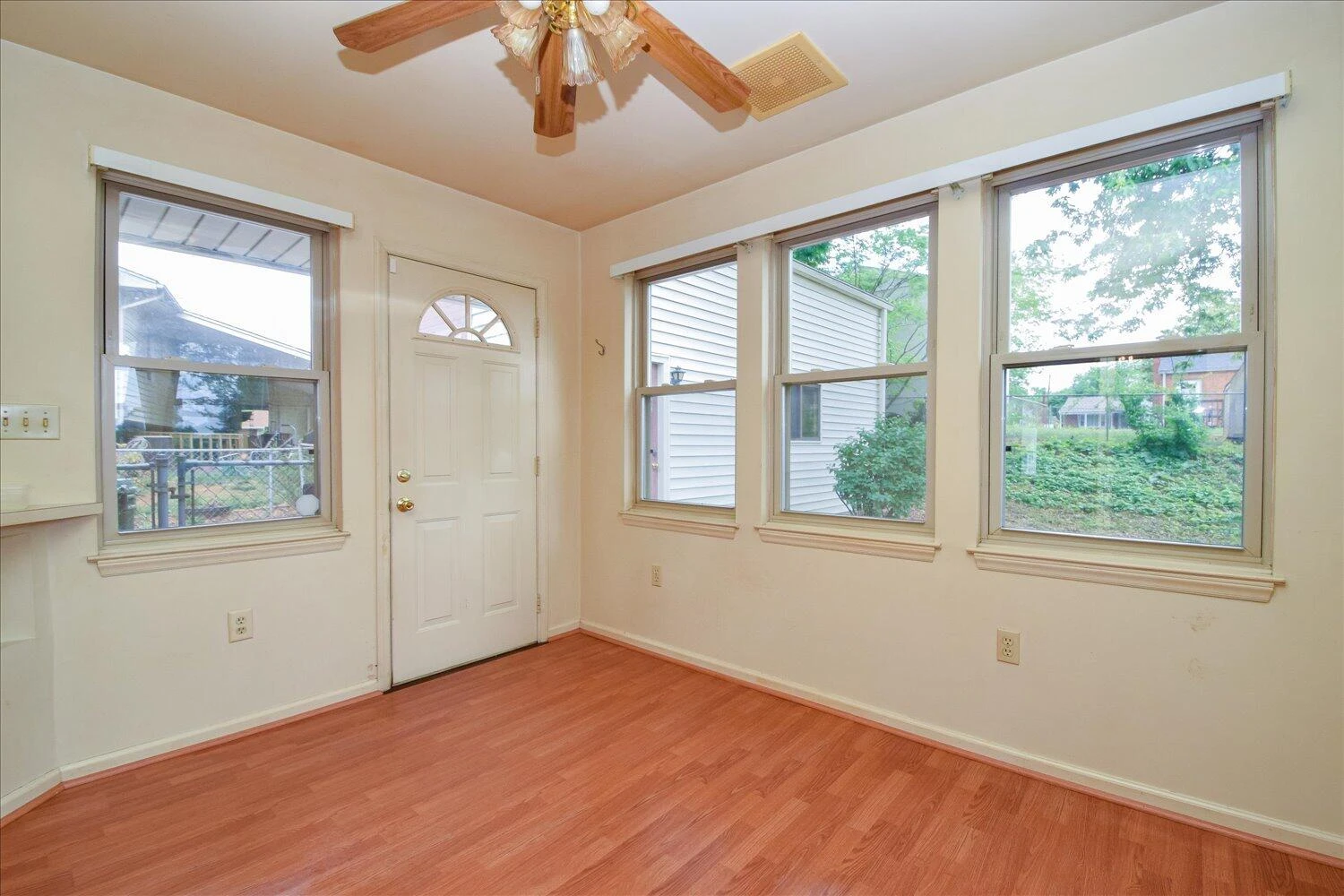 906 Ingleside LN - Photo 13