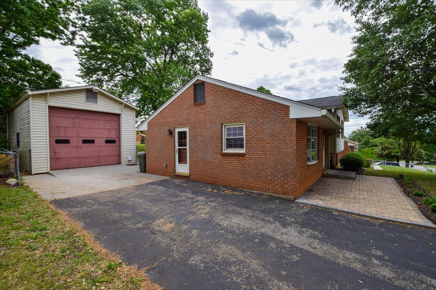 906 Ingleside LN - Photo 23
