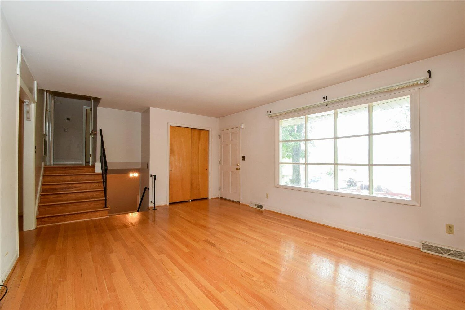 906 Ingleside LN - Photo 5