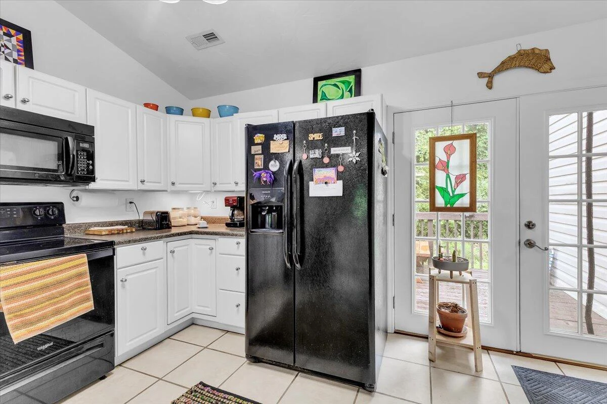 1359 Brooks AVE - Photo 10