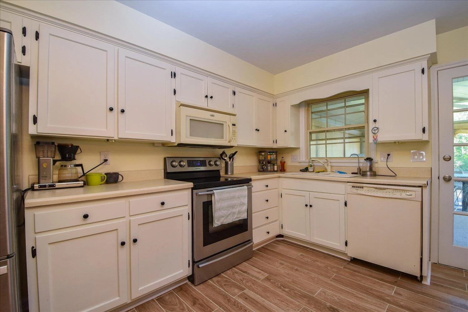 2245 Karen DR - Photo 10