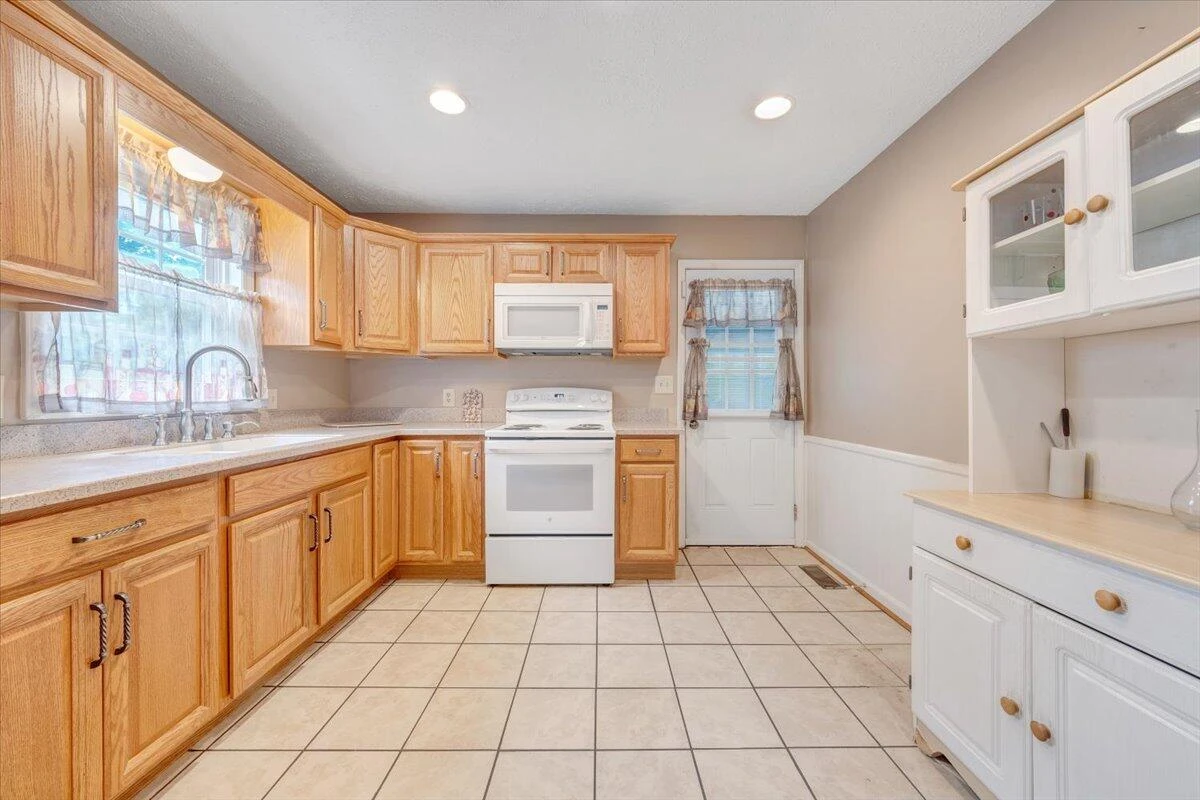 1921 Clinton AVE - Photo 10