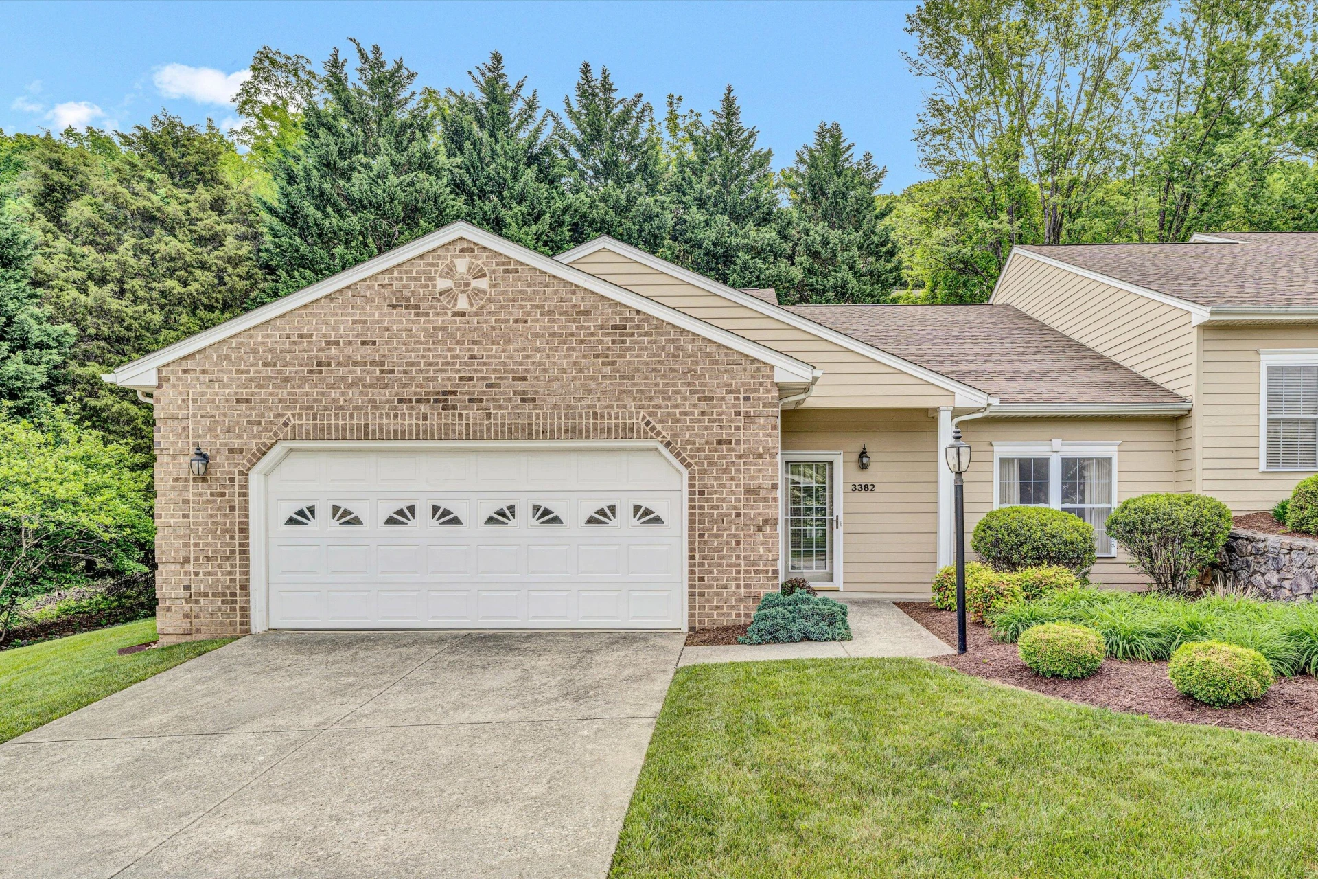 3382 Laurel CIR - Photo 2