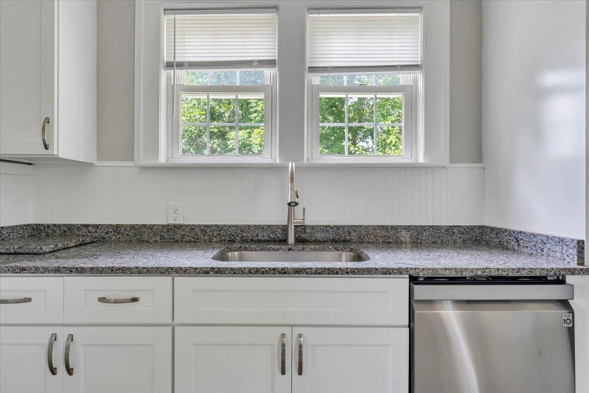 3127 Woodlawn AVE - Photo 25