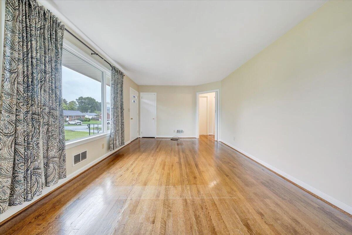 1168 Vivian AVE - Photo 4