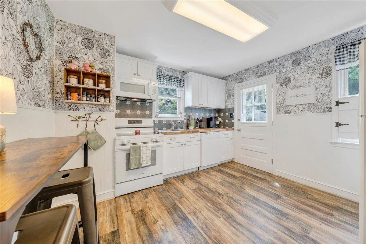 832 Brandon AVE - Photo 8