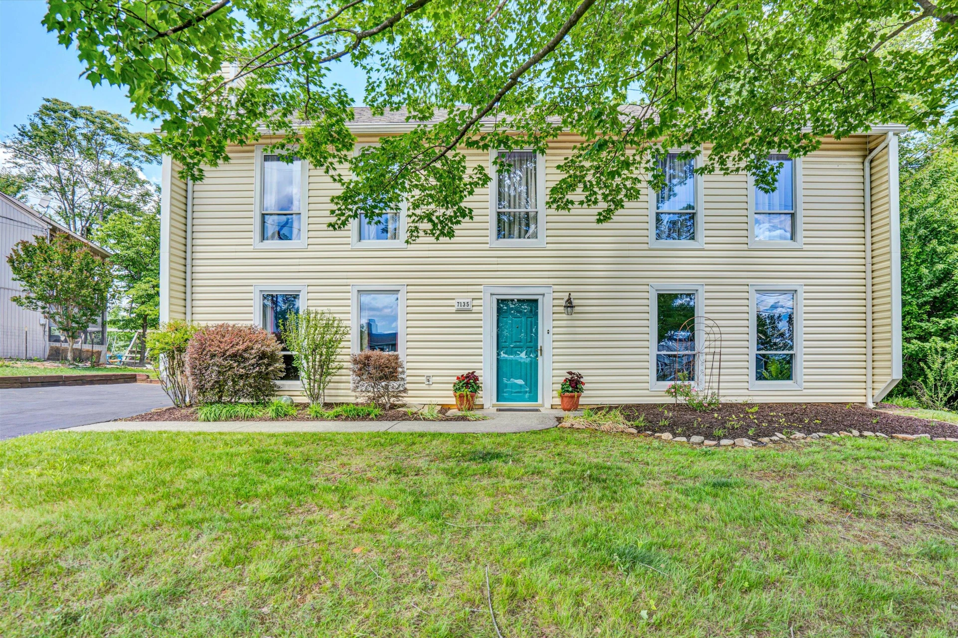 7135 Deerwood RD - Photo 2