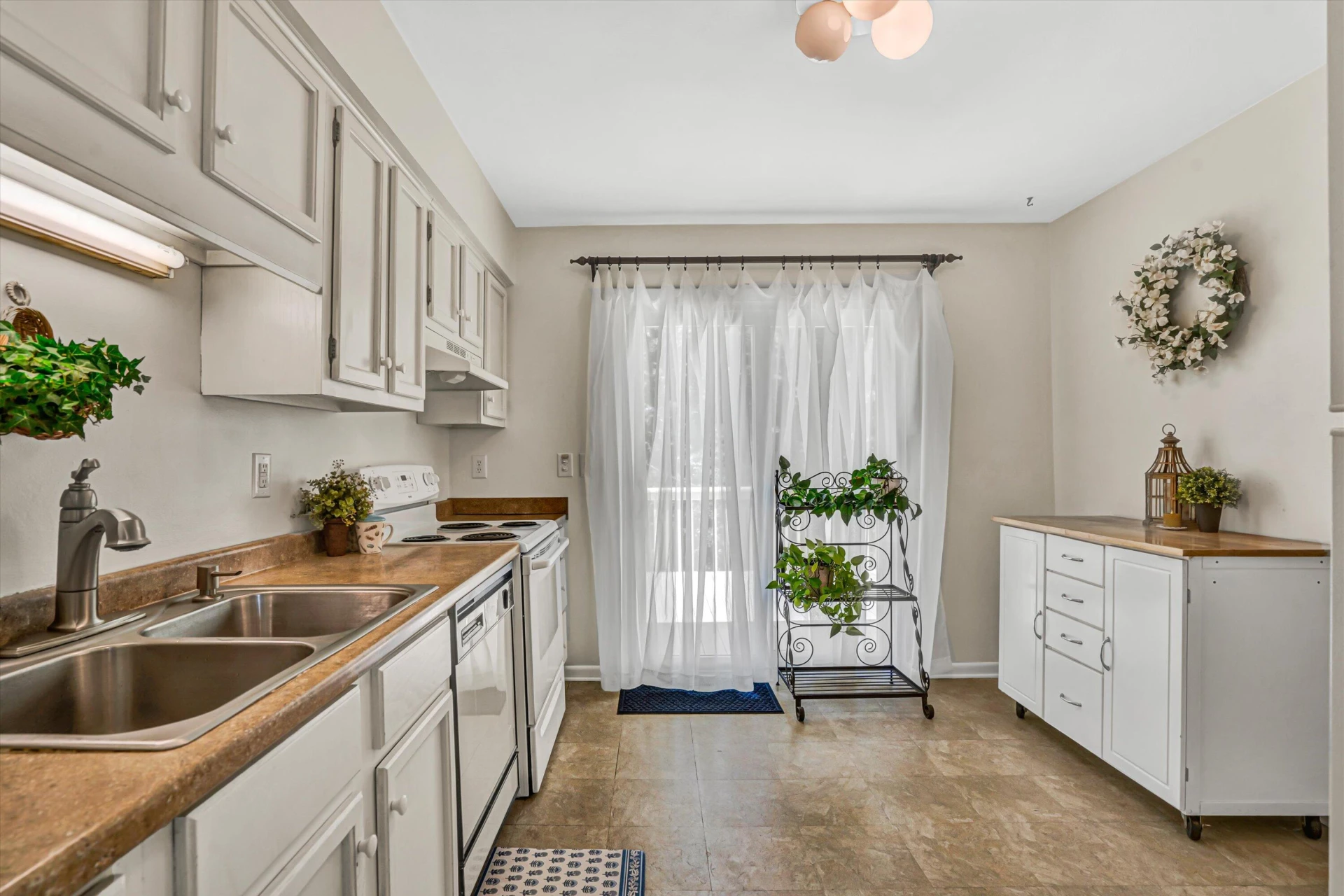 7135 Deerwood RD - Photo 4