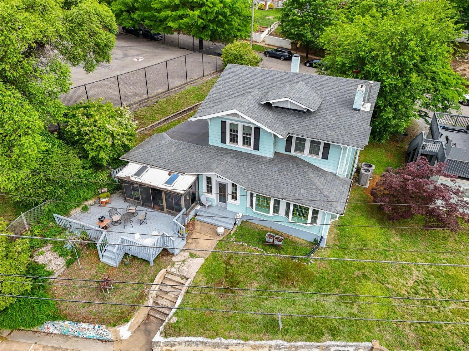 1911 Memorial AVE - Photo 2