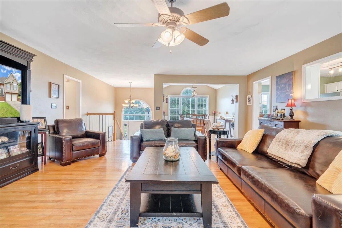 633 Castleridge RD - Photo 11