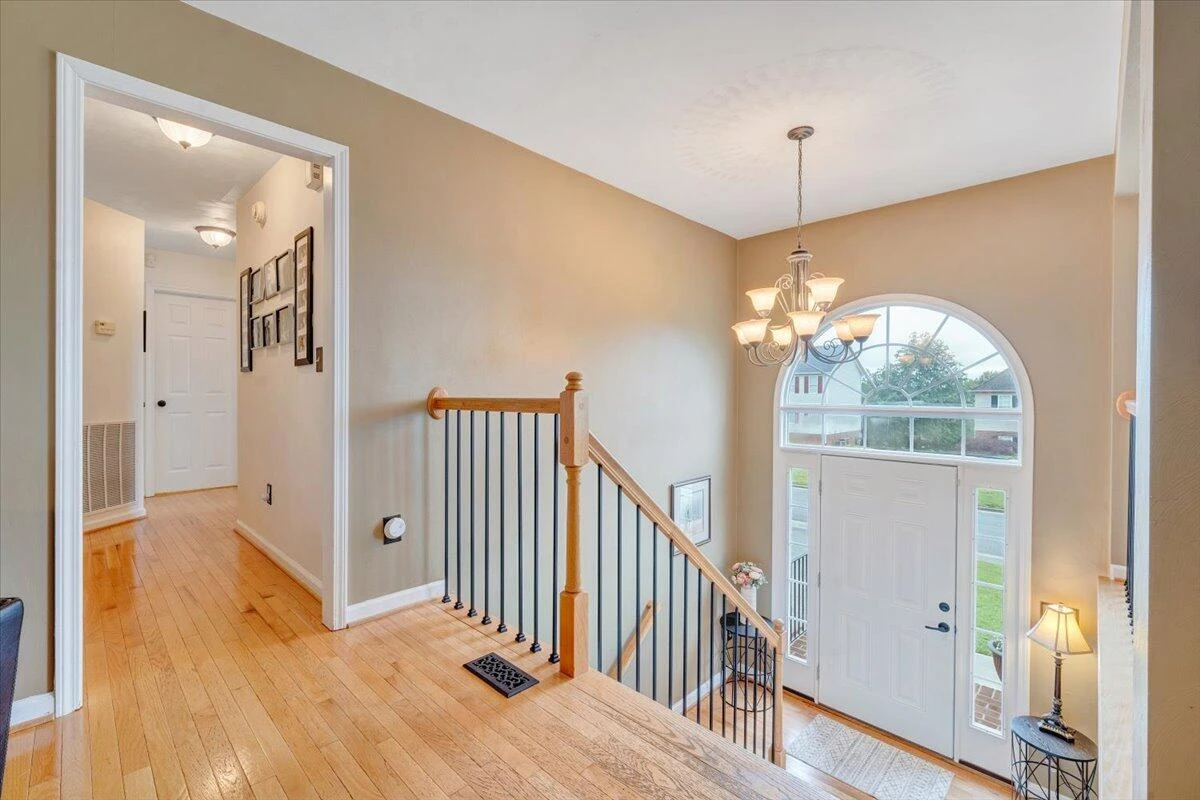 633 Castleridge RD - Photo 2