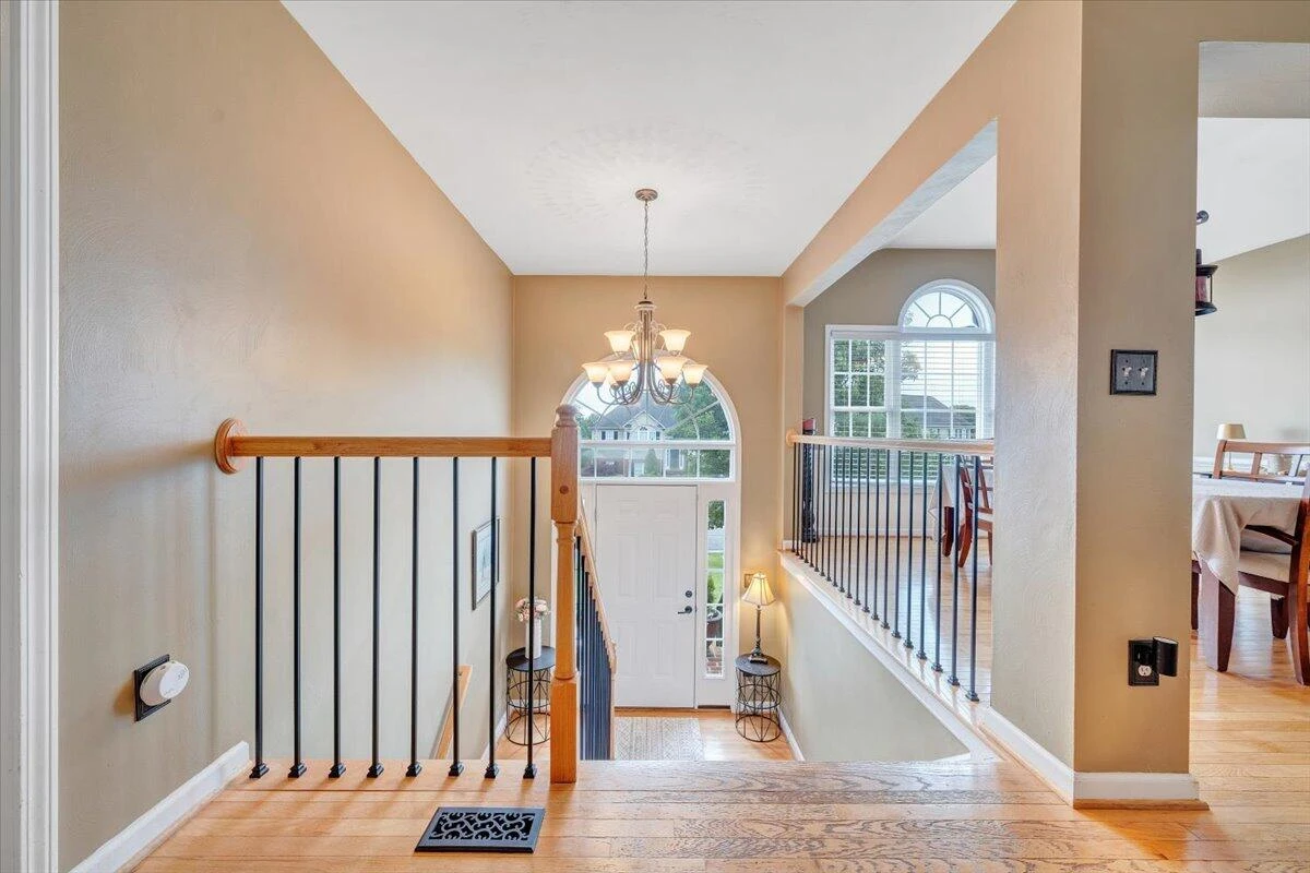 633 Castleridge RD - Photo 3