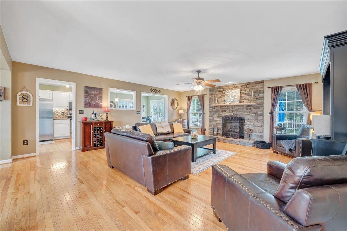 633 Castleridge RD - Photo 4