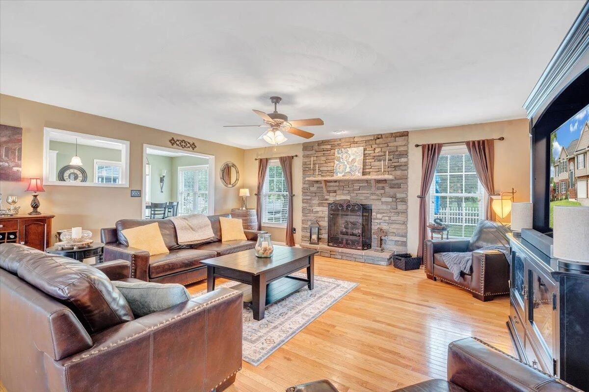 633 Castleridge RD - Photo 5