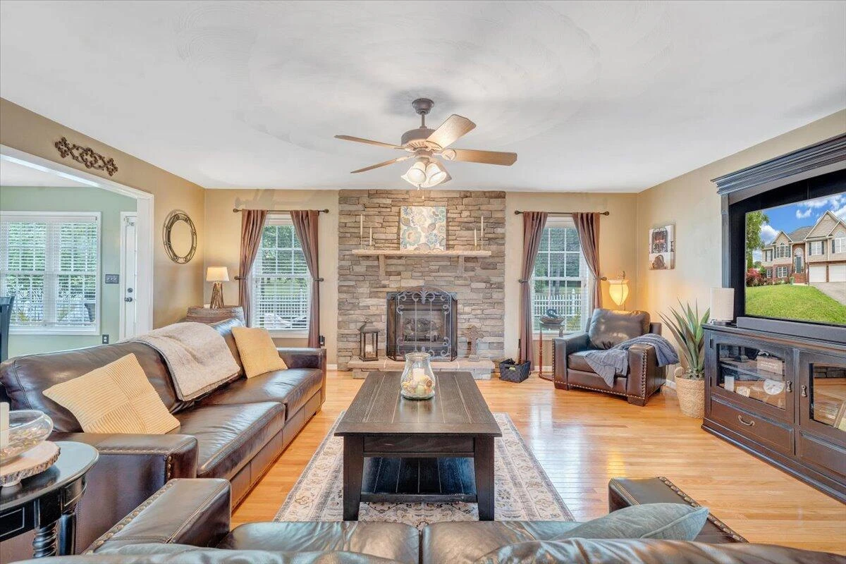 633 Castleridge RD - Photo 6