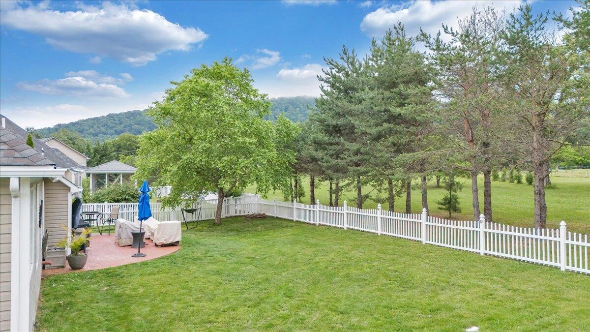633 Castleridge RD - Photo 64