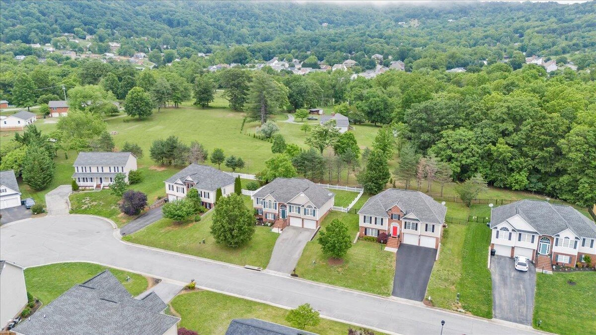 633 Castleridge RD - Photo 68
