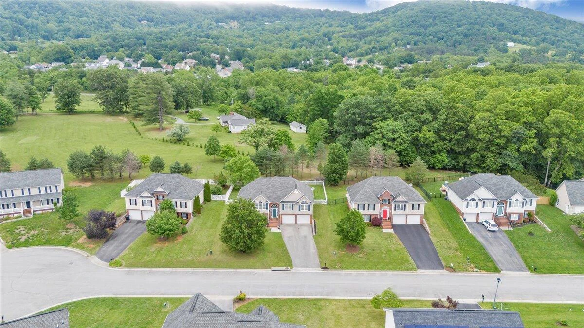 633 Castleridge RD - Photo 69