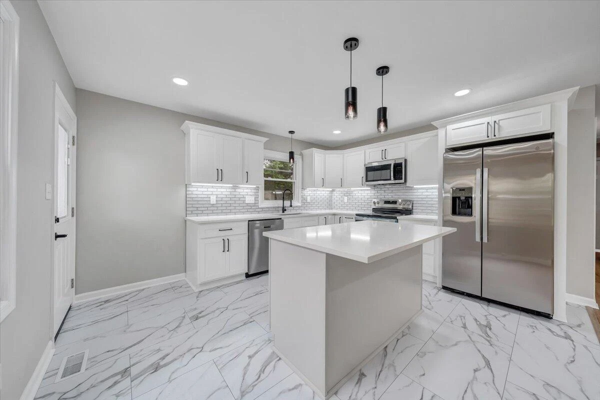 2801 Woodlawn AVE - Photo 13