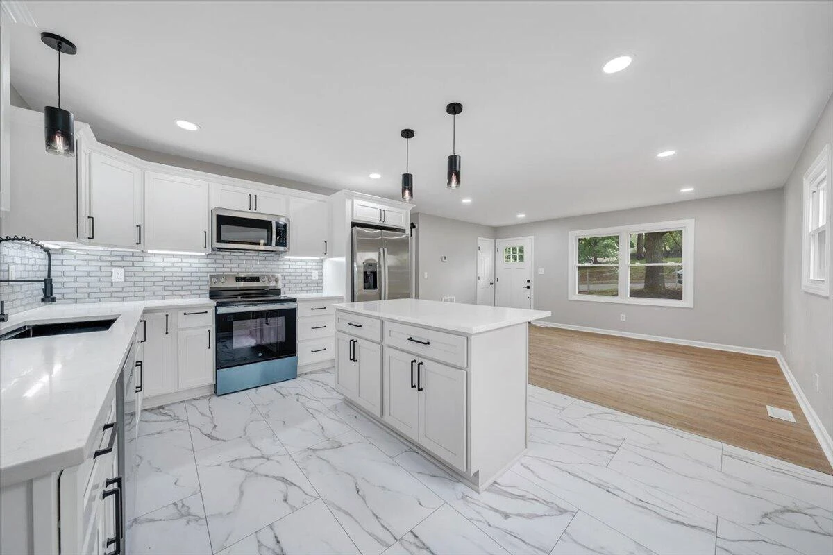 2801 Woodlawn AVE - Photo 14