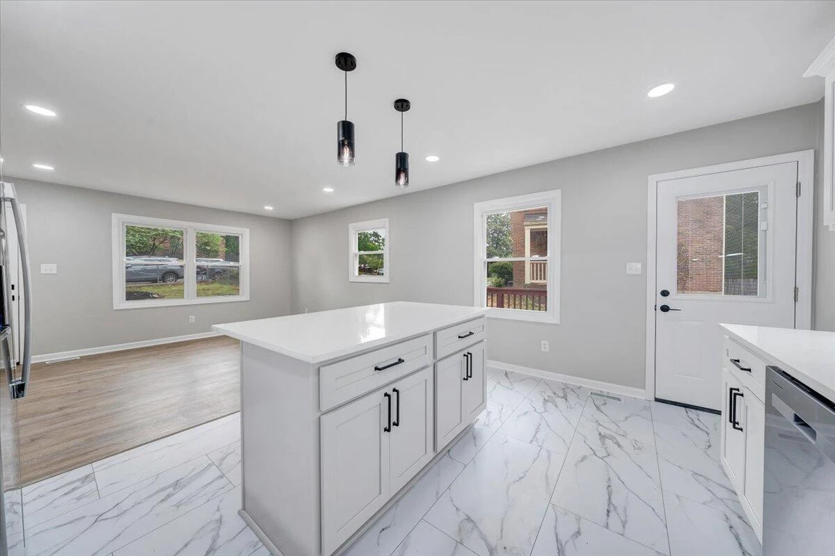 2801 Woodlawn AVE - Photo 15