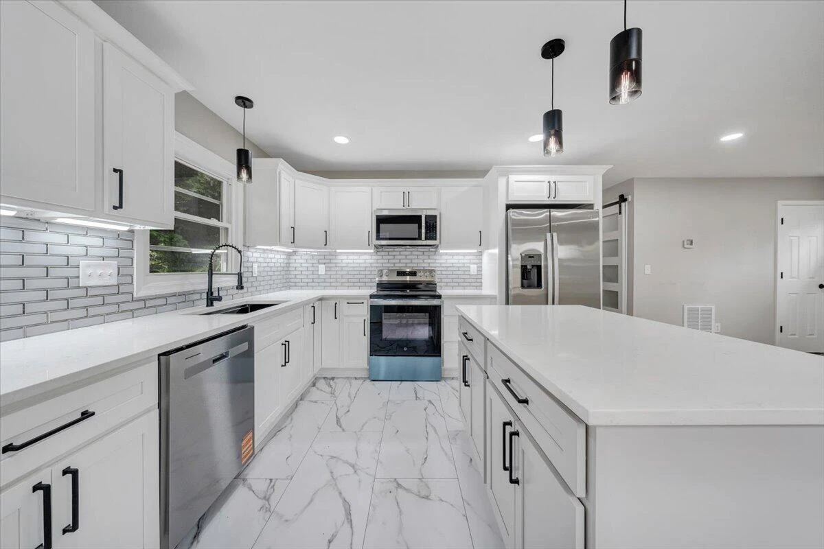 2801 Woodlawn AVE - Photo 16