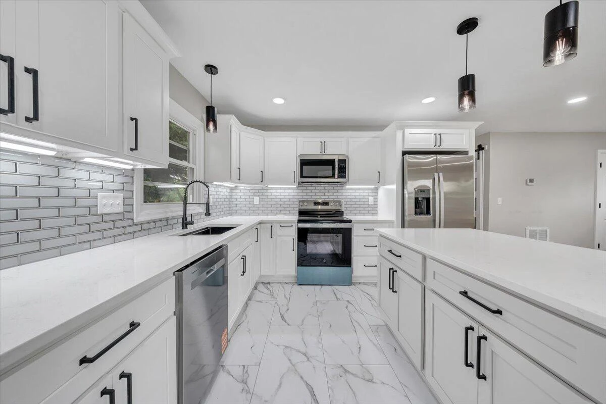 2801 Woodlawn AVE - Photo 17