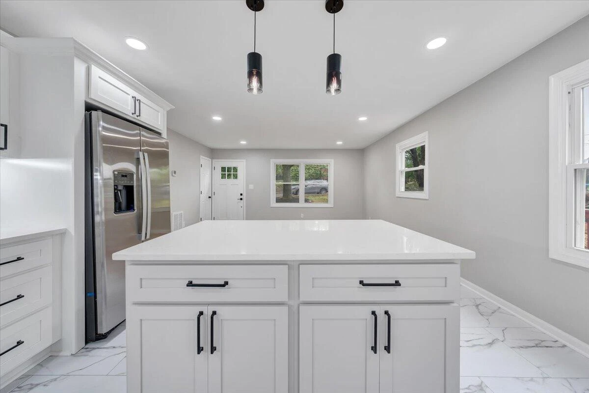 2801 Woodlawn AVE - Photo 18