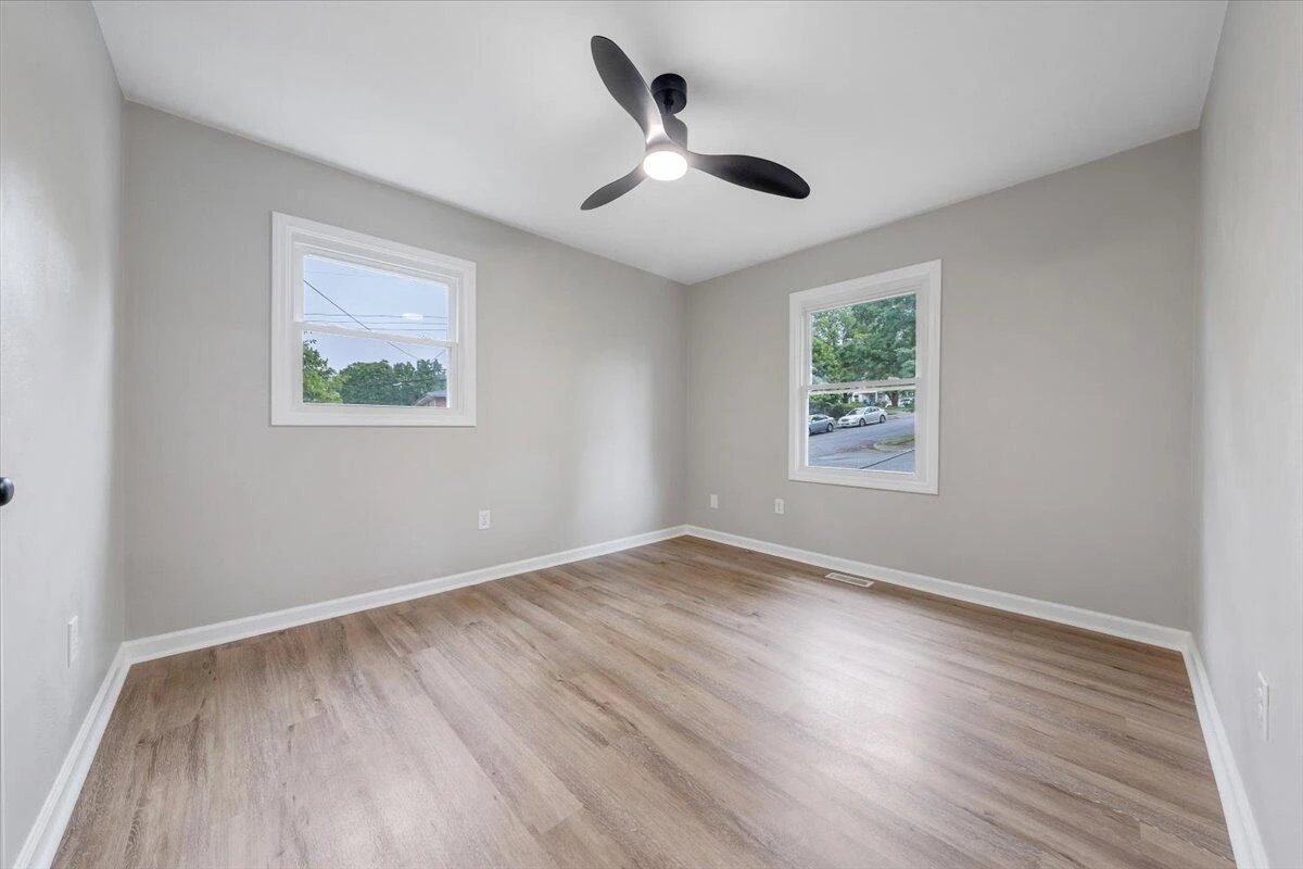 2801 Woodlawn AVE - Photo 19