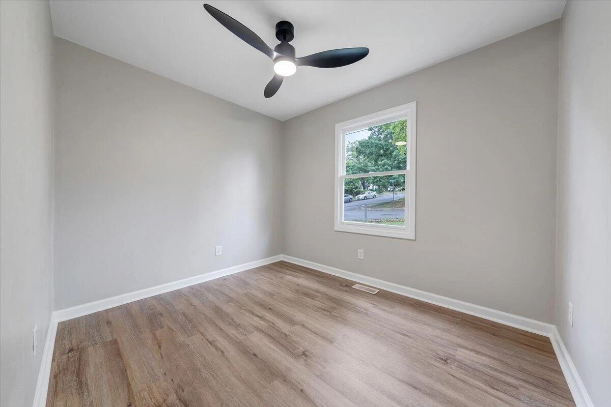 2801 Woodlawn AVE - Photo 21