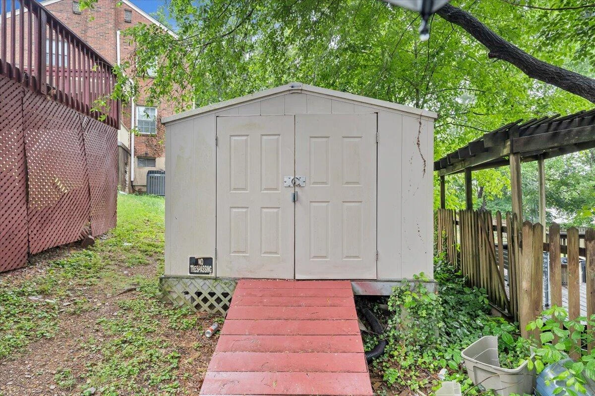 2801 Woodlawn AVE - Photo 40