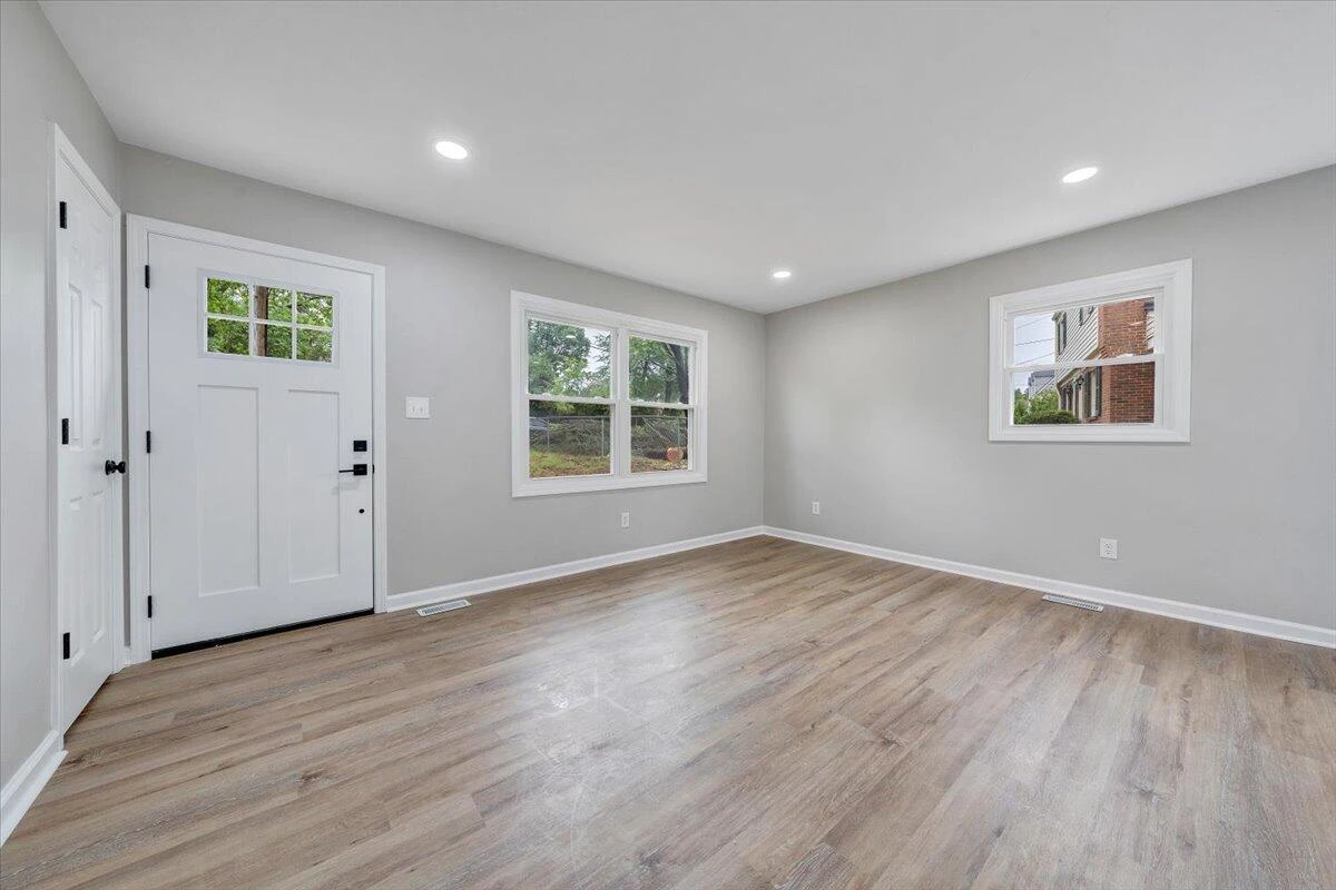 2801 Woodlawn AVE - Photo 7