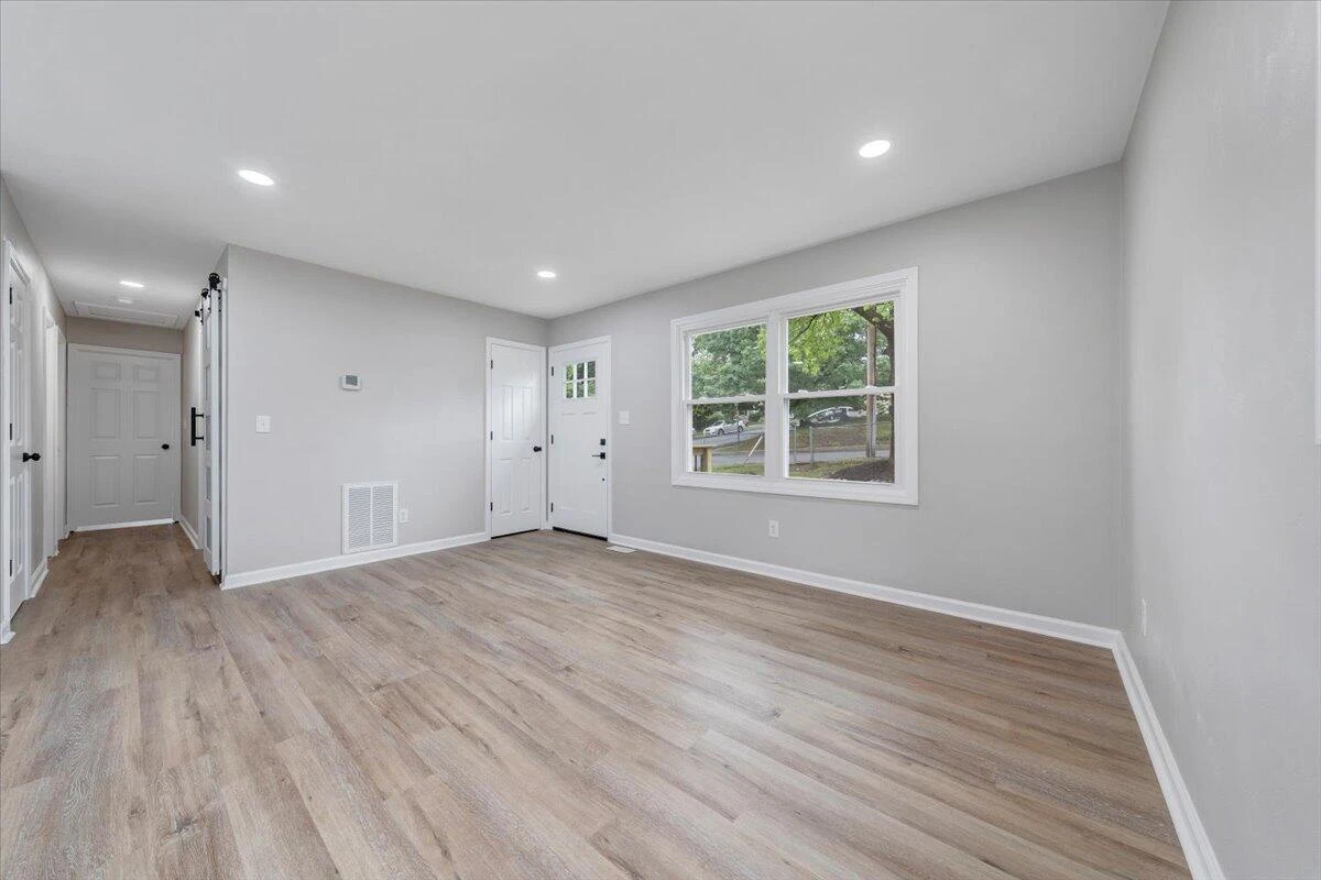 2801 Woodlawn AVE - Photo 8