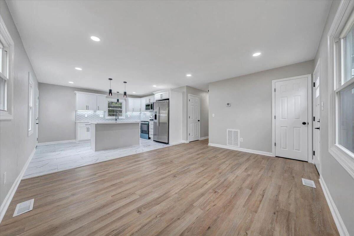 2801 Woodlawn AVE - Photo 9