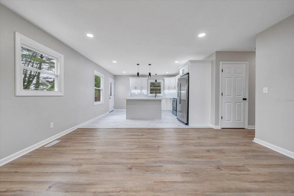 2801 Woodlawn AVE - Photo 10