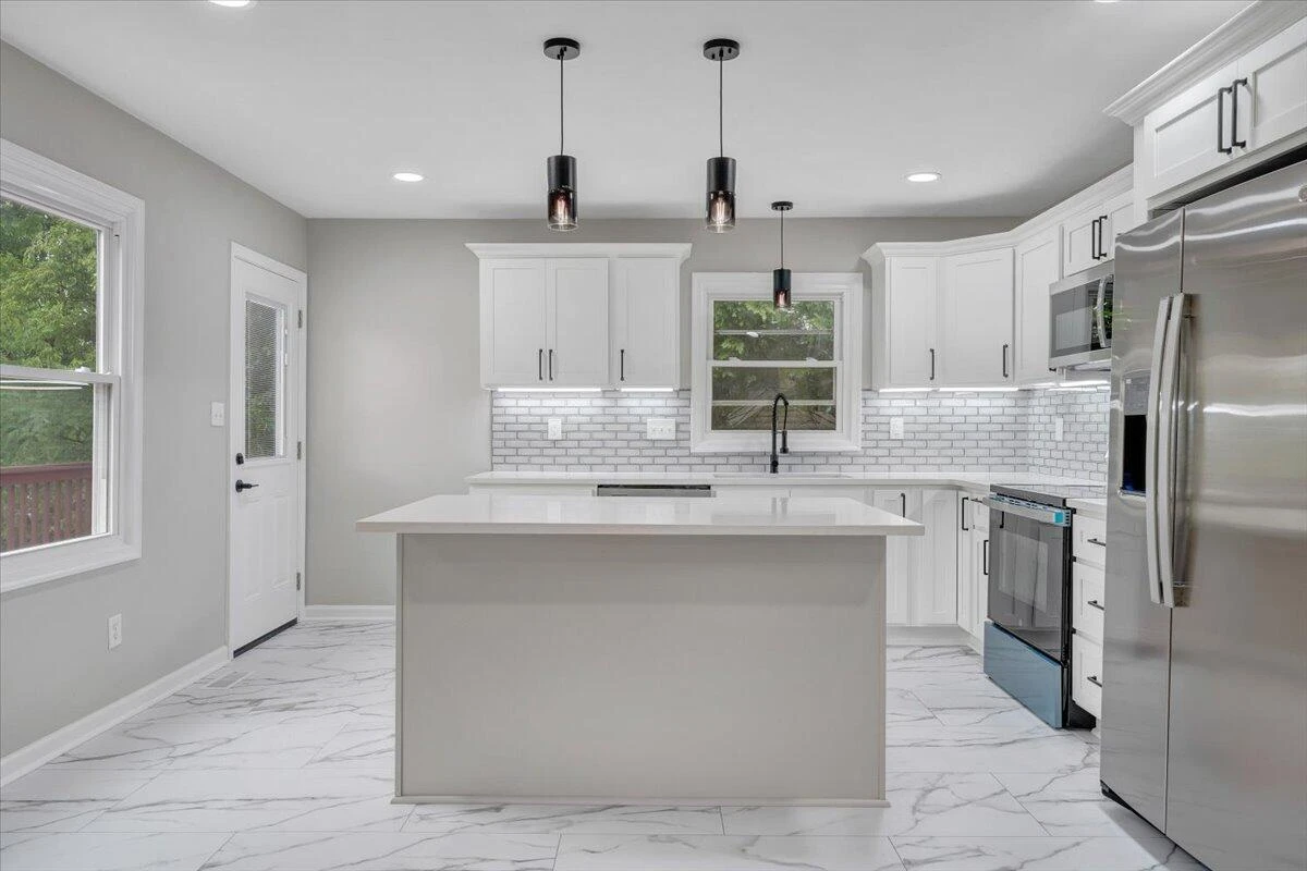 2801 Woodlawn AVE - Photo 11