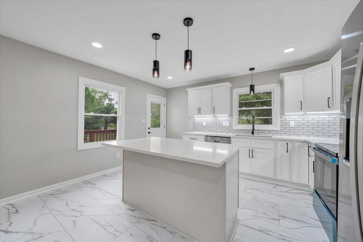 2801 Woodlawn AVE - Photo 12