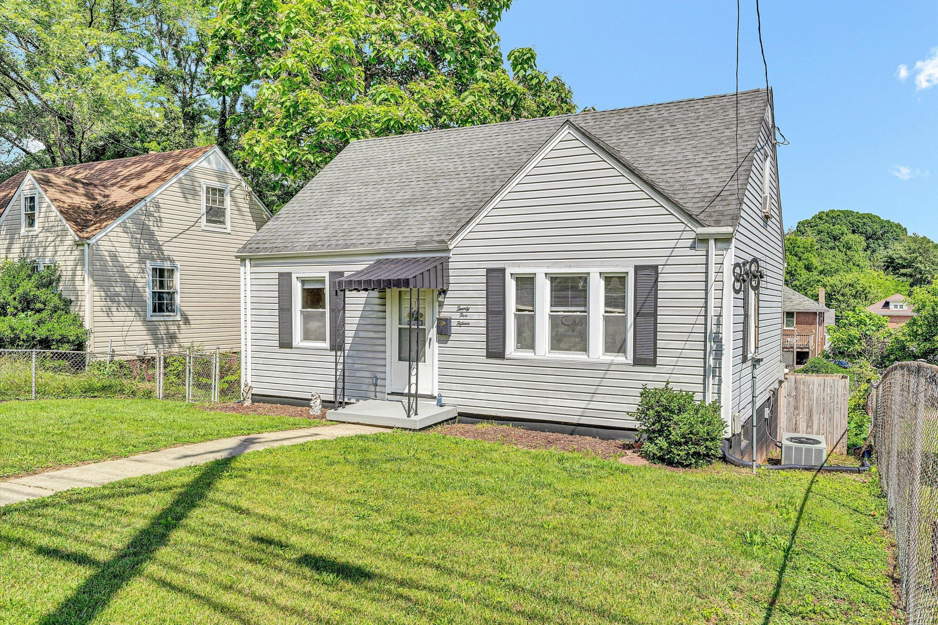 2515 Colonial AVE - Photo 3