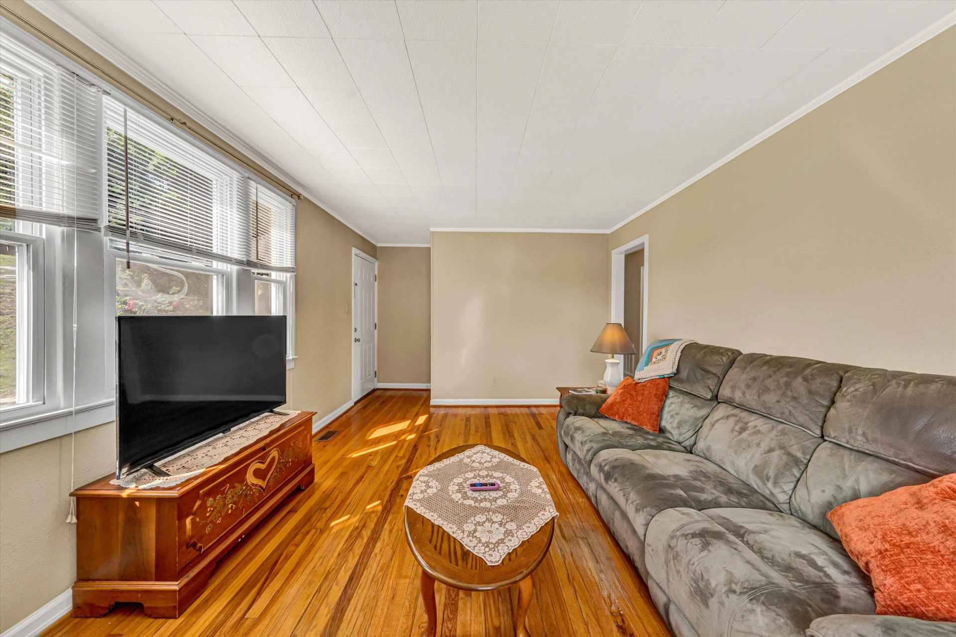 2515 Colonial AVE - Photo 4