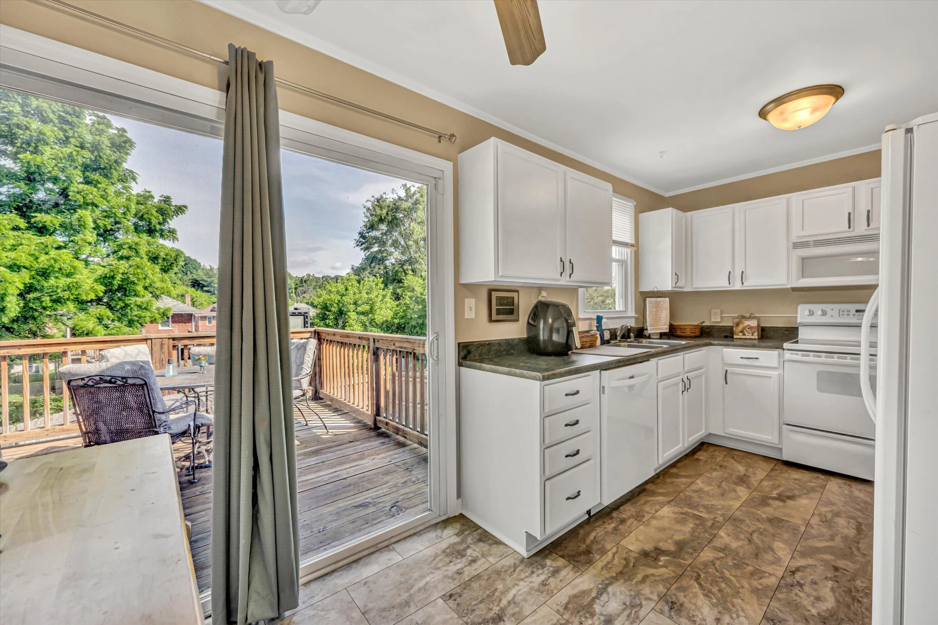 2515 Colonial AVE - Photo 6