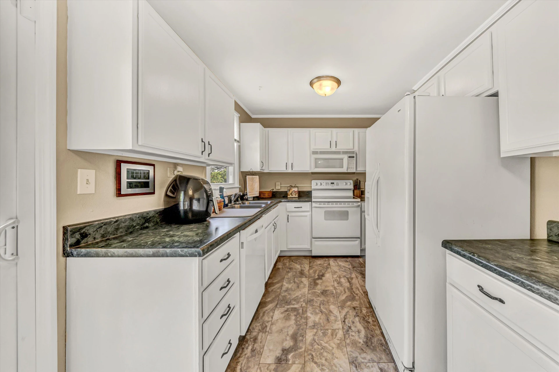 2515 Colonial AVE - Photo 7