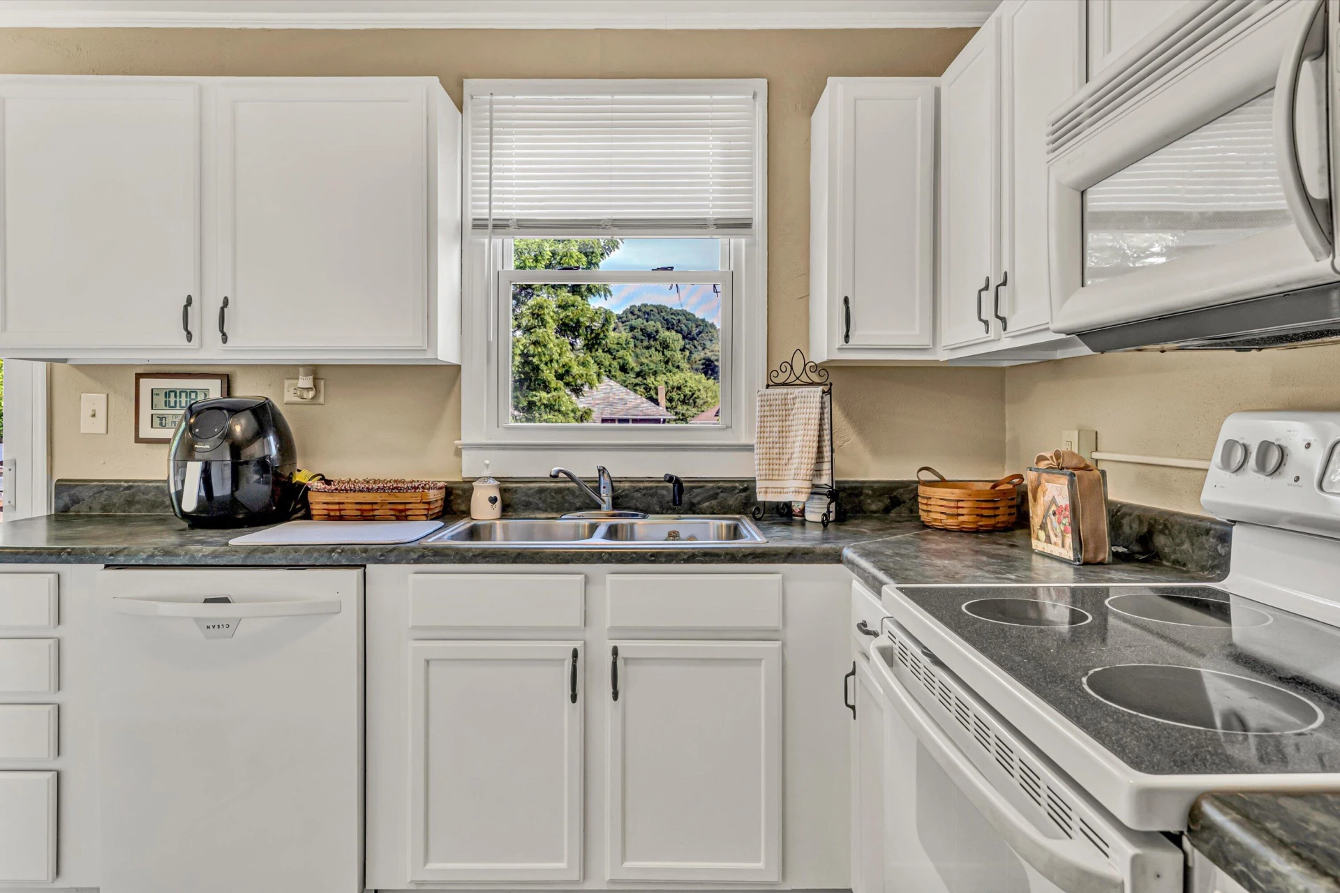 2515 Colonial AVE - Photo 8