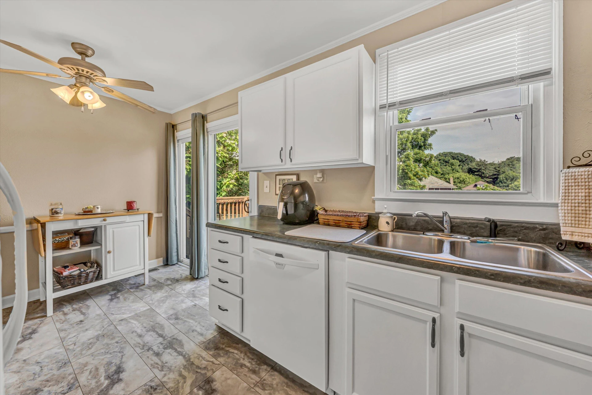 2515 Colonial AVE - Photo 9