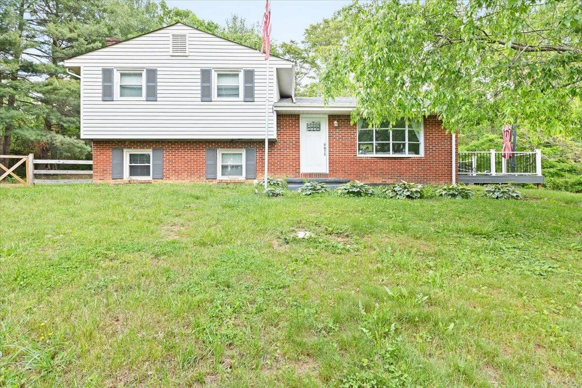 8160 Cloverdale RD