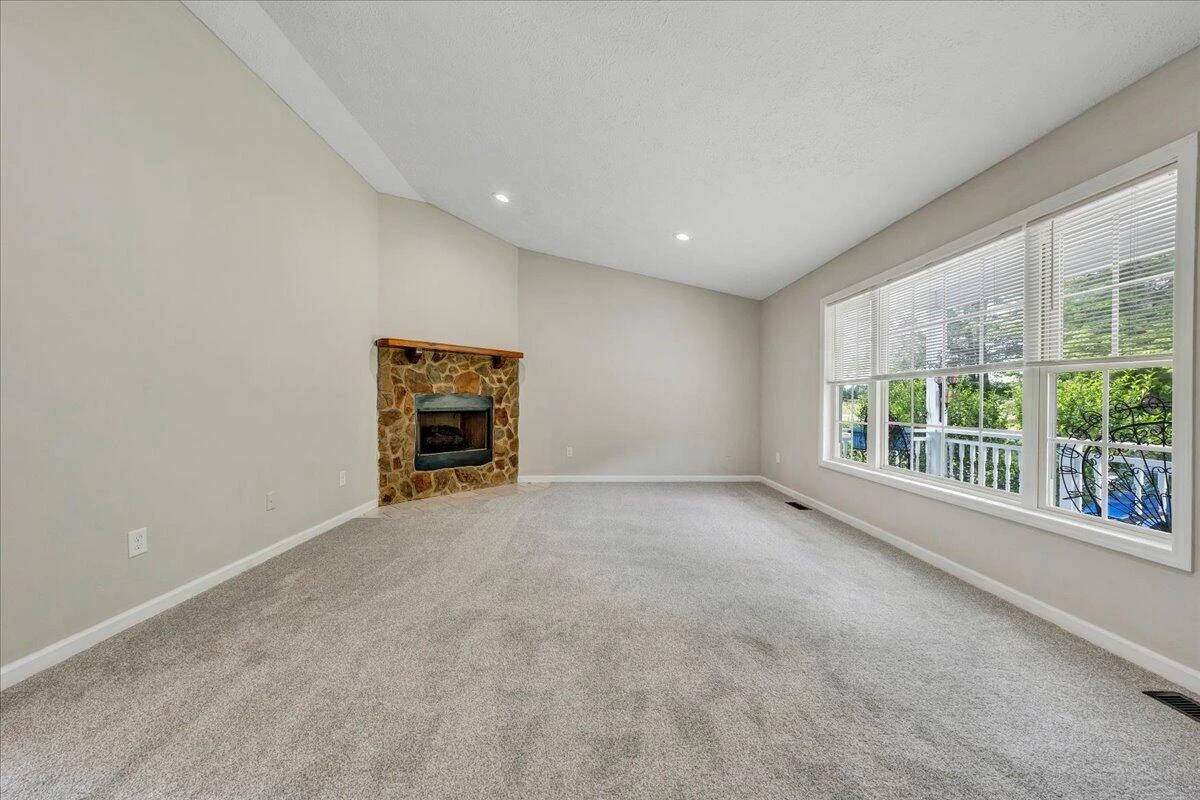 44 Strawberry Banks DR - Photo 4
