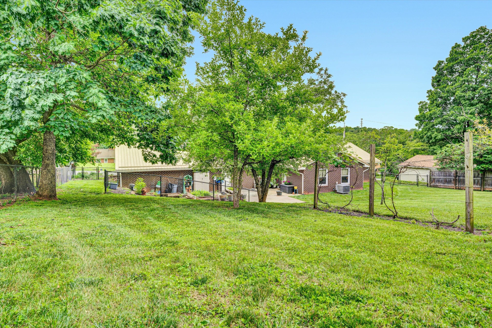 3643 Larson LN - Photo 33