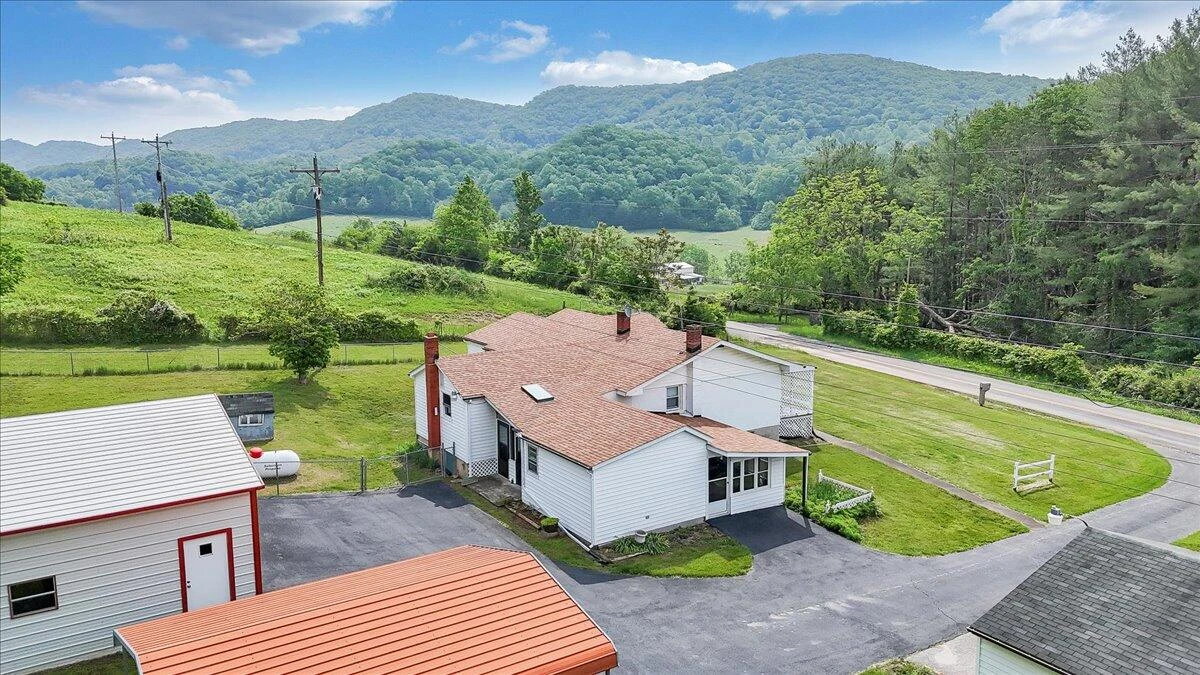 6715 Blacksburg RD - Photo 4