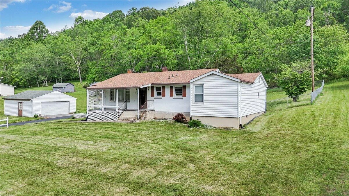 6715 Blacksburg RD - Photo 5